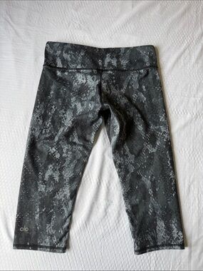 ALO Yoga Black and Gray Snake-Print Capri Leggings